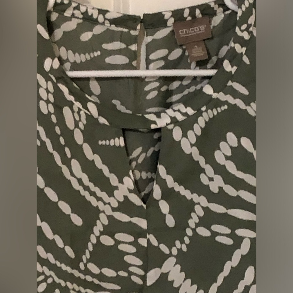 2/$30 Chico’s Green Ivory Keyhole Blouse 3/4 Sleeve Abstract Print Tunic Sz 1 - Picture 7 of 14